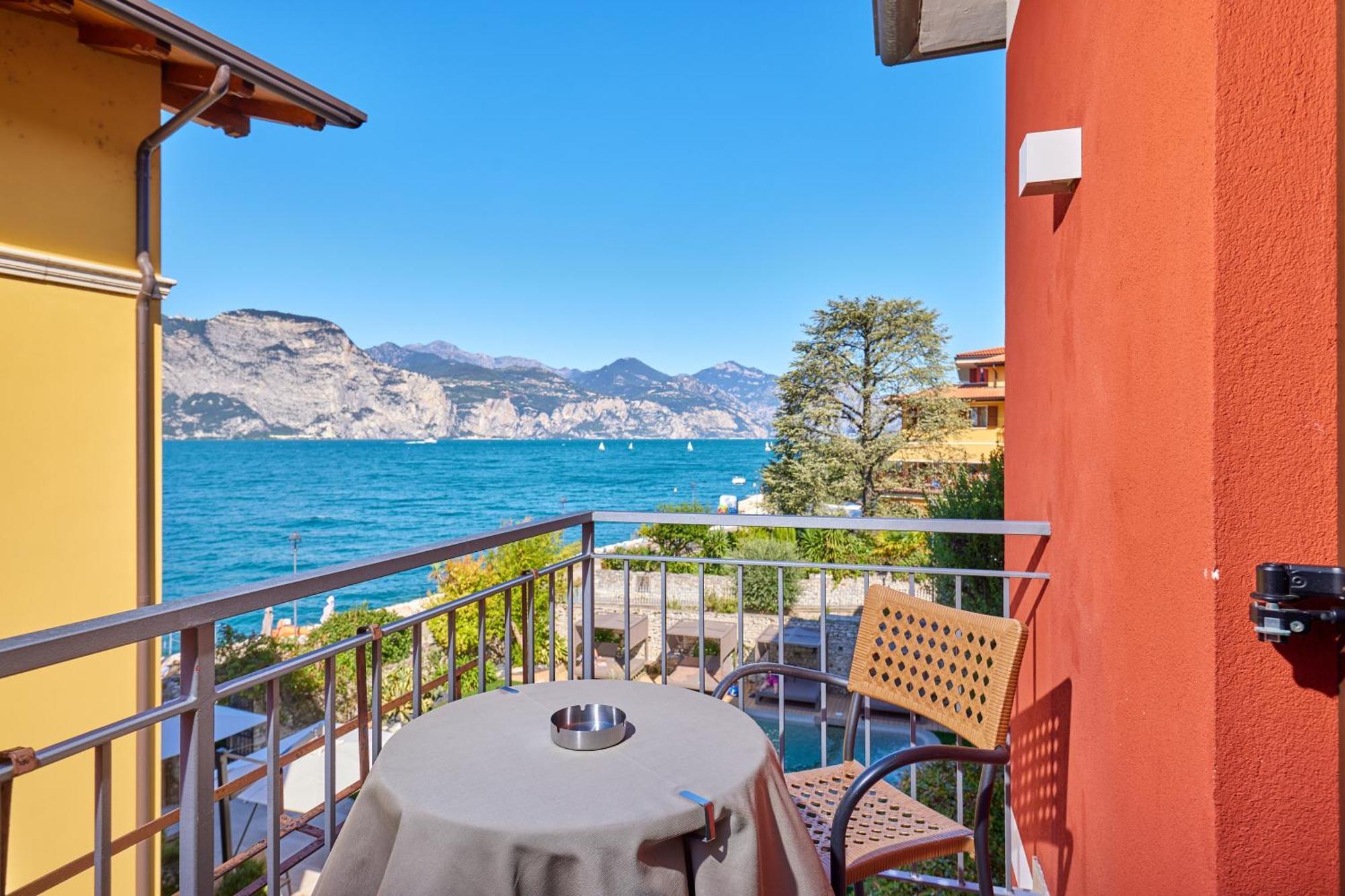 Lake Front Hotel Brenzone Bagian luar foto