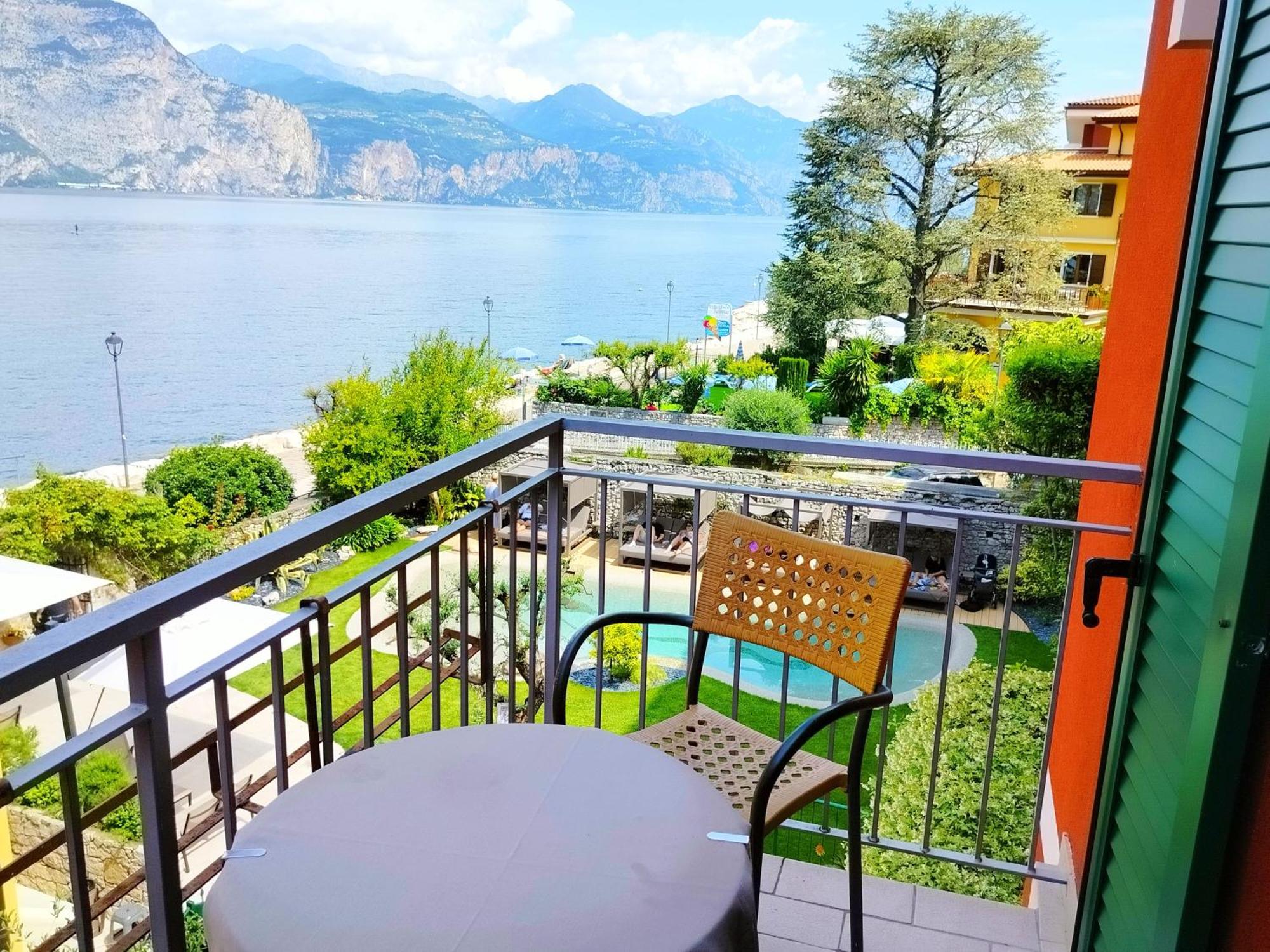 Lake Front Hotel Brenzone Bagian luar foto