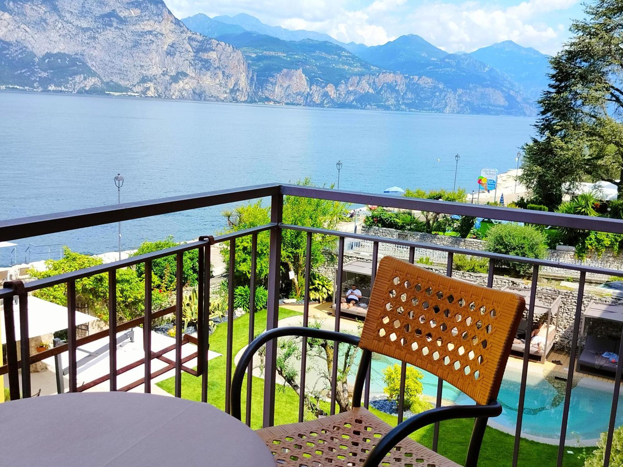 Lake Front Hotel Brenzone Bagian luar foto