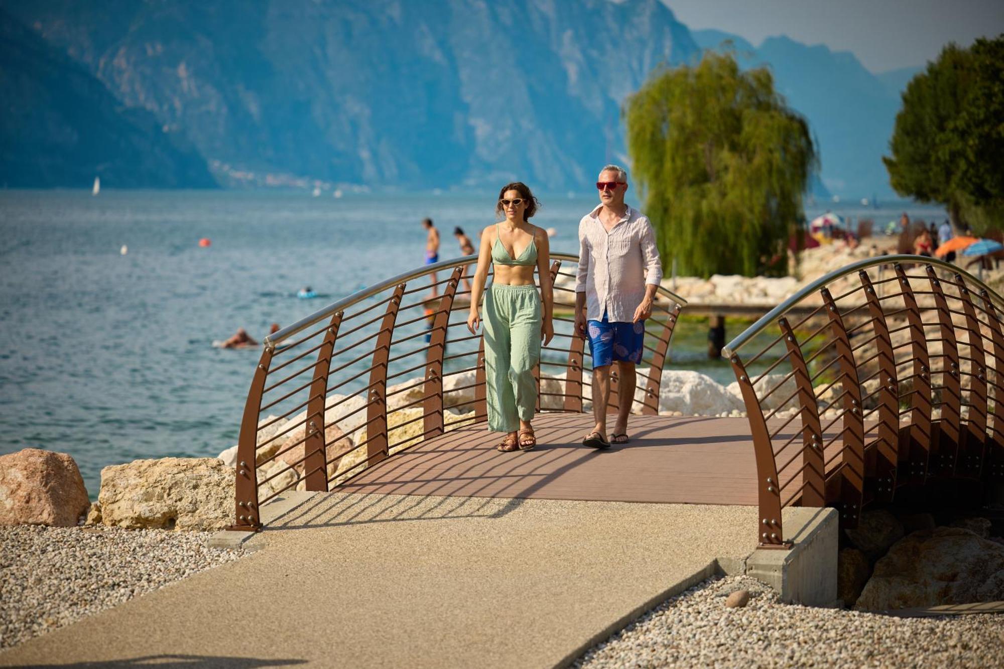 Lake Front Hotel Brenzone Bagian luar foto