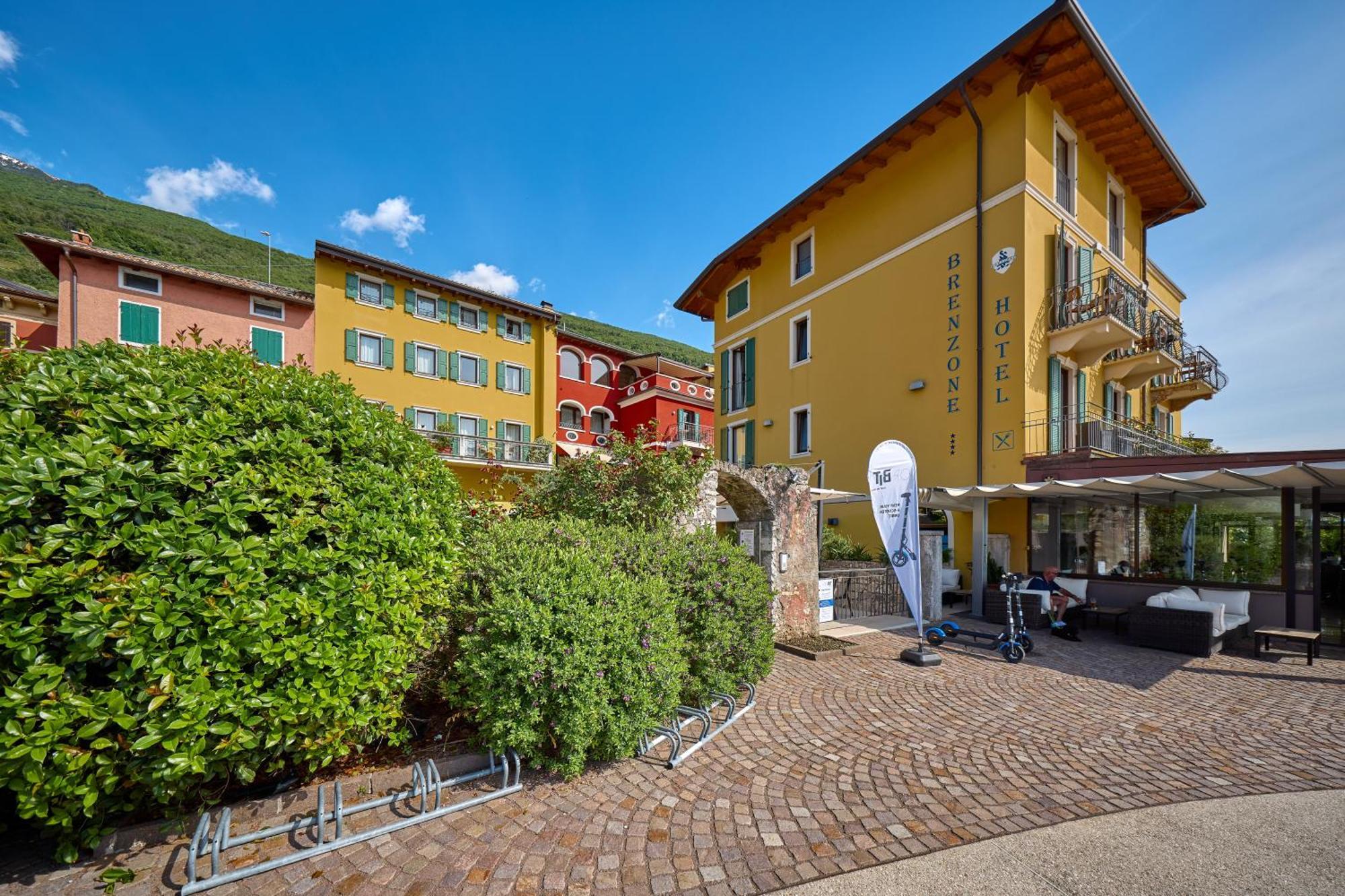 Lake Front Hotel Brenzone Bagian luar foto