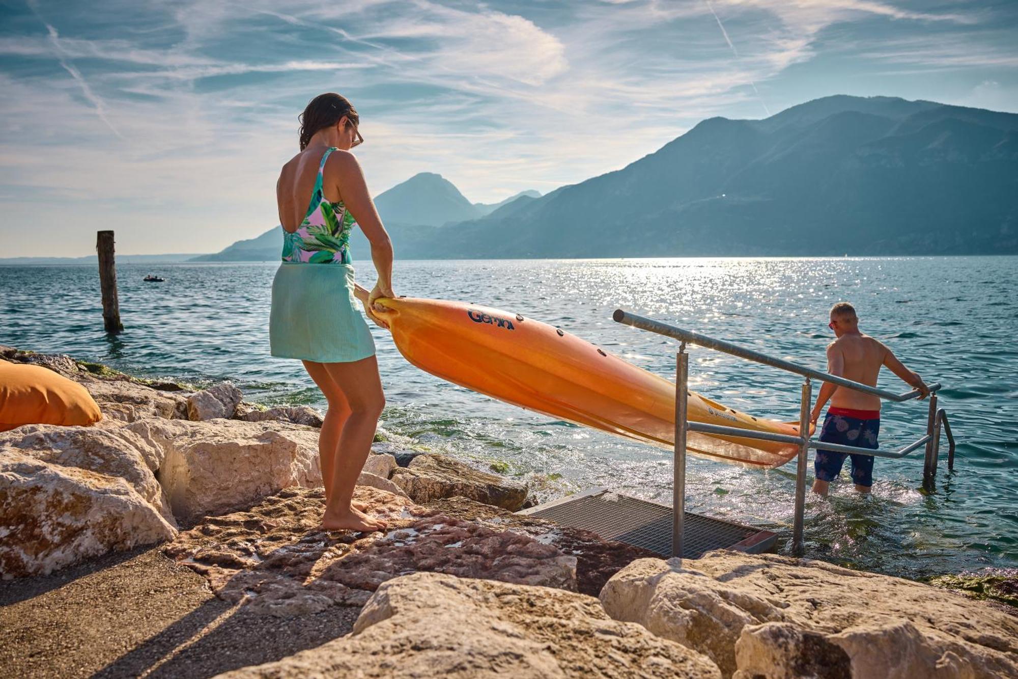 Lake Front Hotel Brenzone Bagian luar foto